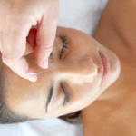 Akupunktura twarzy - wbijanie igły